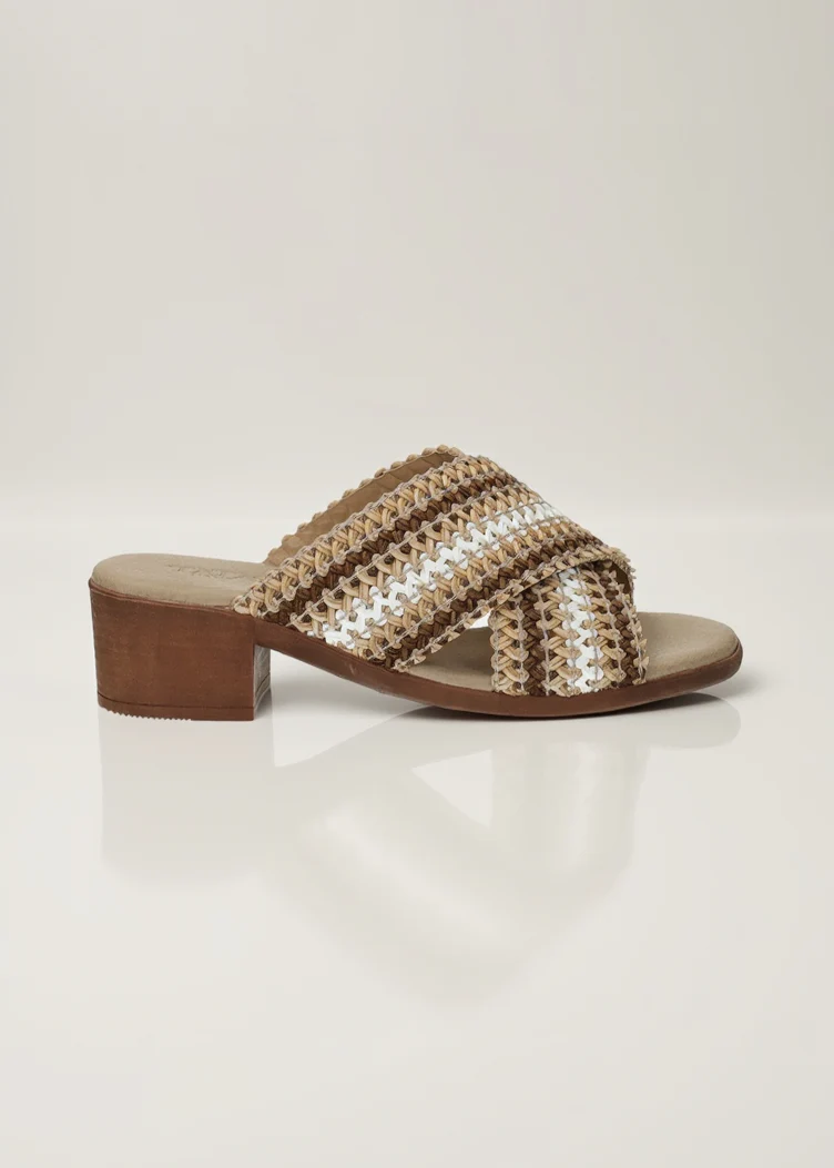Sandali con zeppa. Made in Italy